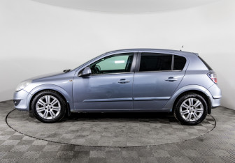 Подержанный автомобиль Opel Astra Hatchback 2010 года (8 фото)