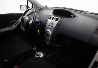 Подержанный автомобиль Toyota Yaris Hatchback 2007 года (17 фото)