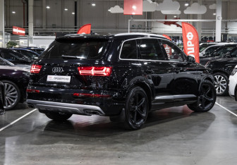 Подержанный автомобиль Audi Q7 2017 года (7 фото)