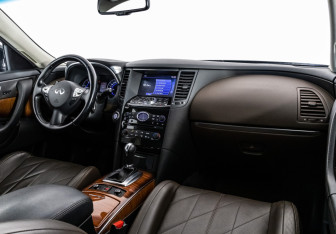 Подержанный автомобиль Infiniti QX70 2015 года (9 фото)