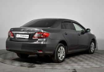 Подержанный автомобиль Toyota Corolla Sedan 2011 года (5 фото)