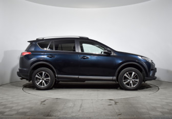 Подержанный автомобиль Toyota RAV4 2017 года (4 фото)
