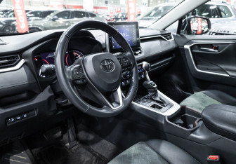 Подержанный автомобиль Toyota RAV4 2022 года (14 фото)