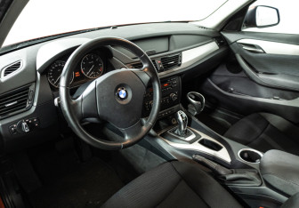 Подержанный автомобиль BMW X1 2013 года (11 фото)