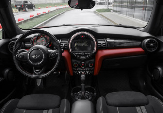 Подержанный автомобиль MINI Hatch 2016 года (12 фото)