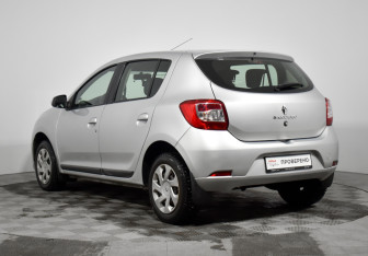 Подержанный автомобиль Renault Sandero 2015 года (7 фото)