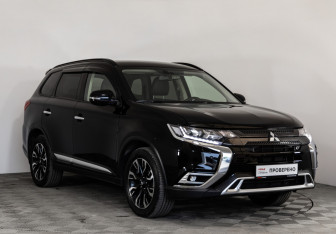 Подержанный автомобиль Mitsubishi Outlander 2021 года (3 фото)