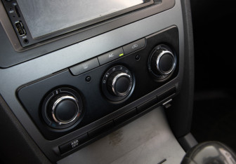 Подержанный автомобиль Skoda Octavia Liftback 2011 года (12 фото)