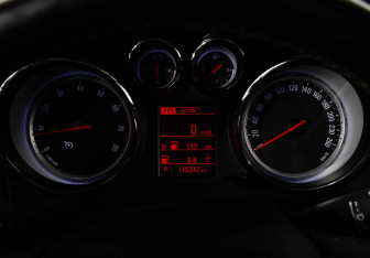 Подержанный автомобиль Opel Astra Sedan 2012 года (20 фото)