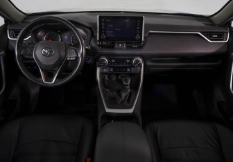 Подержанный автомобиль Toyota RAV4 2021 года (9 фото)