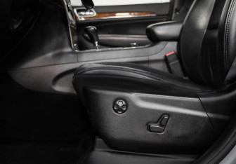 Подержанный автомобиль Jeep Grand Cherokee 2012 года (21 фото)
