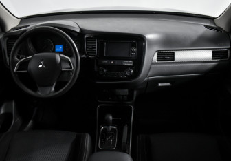 Подержанный автомобиль Mitsubishi Outlander 2018 года (14 фото)