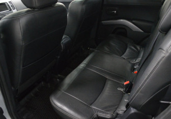 Подержанный автомобиль Mitsubishi Outlander 2012 года (11 фото)