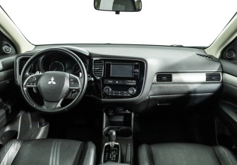 Подержанный автомобиль Mitsubishi Outlander 2012 года (13 фото)