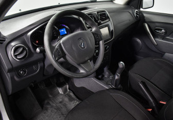 Подержанный автомобиль Renault Sandero 2016 года (9 фото)