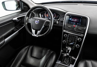 Подержанный автомобиль Volvo XC60 2016 года (14 фото)