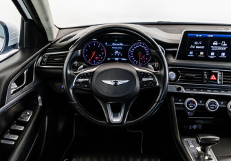 Подержанный автомобиль Genesis G70 2018 года (15 фото)