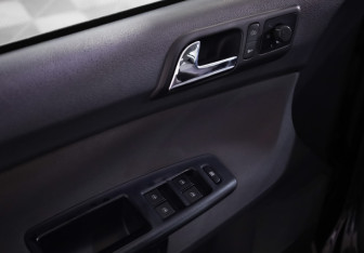 Подержанный автомобиль Volkswagen Polo Hatchback 2006 года (11 фото)