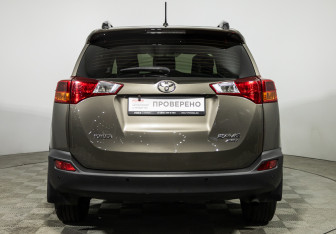 Подержанный автомобиль Toyota RAV4 2015 года (6 фото)