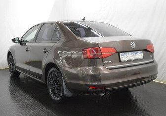 Подержанный автомобиль Volkswagen Jetta Sedan 2016 года (7 фото)