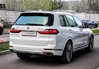 Подержанный автомобиль BMW X7 2021 года (6 фото)