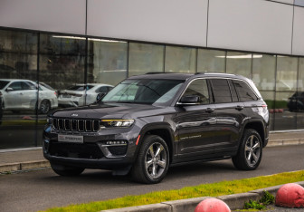 Подержанный автомобиль Jeep Grand Cherokee 2022 года (3 фото)