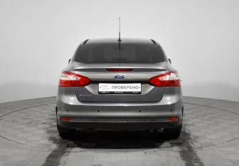 Подержанный автомобиль Ford Focus Sedan 2012 года (6 фото)
