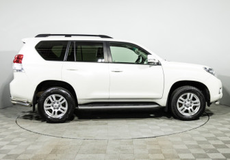 Подержанный автомобиль Toyota Land Cruiser Prado 2013 года (4 фото)