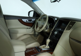Подержанный автомобиль Infiniti QX70 2013 года (11 фото)