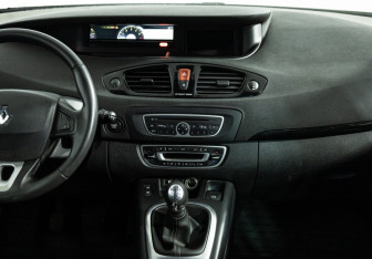 Подержанный автомобиль Renault Scenic 2011 года (14 фото)