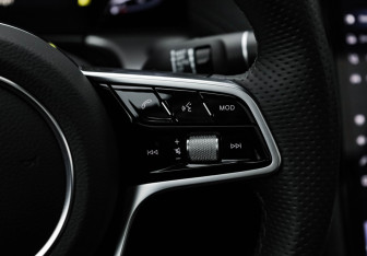 Подержанный автомобиль Hongqi H5 2024 года (15 фото)