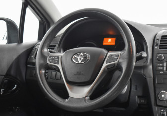 Подержанный автомобиль Toyota Avensis Sedan 2009 года (14 фото)