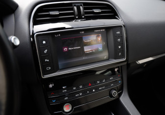 Подержанный автомобиль Jaguar F-Pace 2017 года (14 фото)