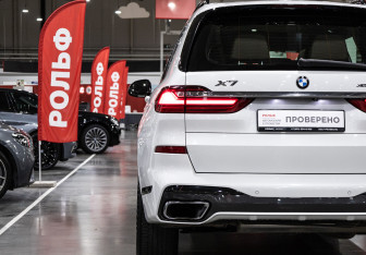 Подержанный автомобиль BMW X7 2020 года (10 фото)