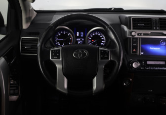 Подержанный автомобиль Toyota Land Cruiser Prado 2014 года (10 фото)