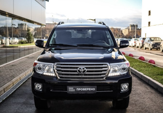 Подержанный автомобиль Toyota Land Cruiser Suv 2013 года (3 фото)