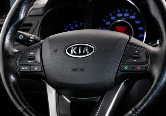 Подержанный автомобиль Kia Rio Sedan 2012 года (11 фото)