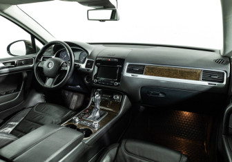Подержанный автомобиль Volkswagen Touareg 2013 года (9 фото)