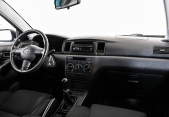 Подержанный автомобиль Toyota Corolla Sedan 2005 года (9 фото)