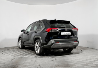 Подержанный автомобиль Toyota RAV4 2020 года (7 фото)