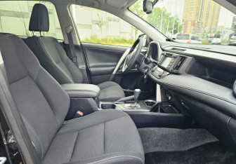 Подержанный автомобиль Toyota RAV4 2016 года (11 фото)