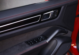 Подержанный автомобиль Porsche Cayenne 2022 года (27 фото)