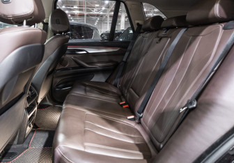 Подержанный автомобиль BMW X5 2015 года (17 фото)