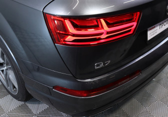 Подержанный автомобиль Audi Q7 2017 года (10 фото)
