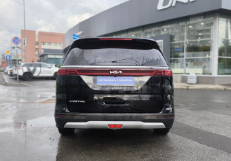 Подержанный автомобиль Kia Carnival 2021 года (5 фото)