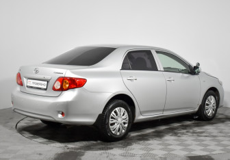Подержанный автомобиль Toyota Corolla Sedan 2007 года (5 фото)