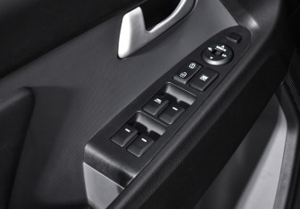 Подержанный автомобиль Kia Sportage 2012 года (10 фото)