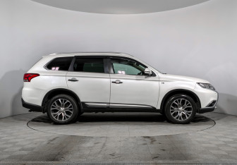 Подержанный автомобиль Mitsubishi Outlander 2017 года (4 фото)