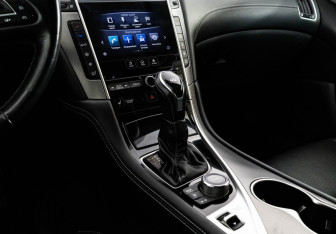 Подержанный автомобиль Infiniti Q50 2017 года (15 фото)