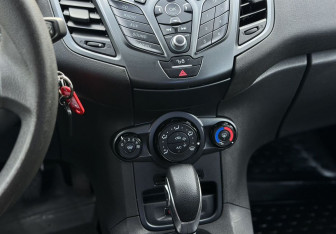 Подержанный автомобиль Ford Fiesta Sedan 2015 года (15 фото)